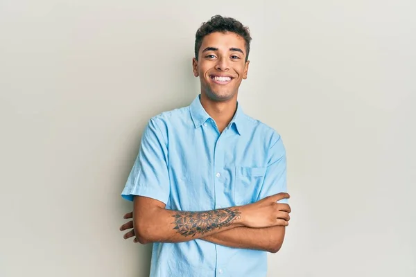 Ung Vacker Afrikansk Amerikansk Man Klädd Avslappnade Kläder Glad Ansikte — Stockfoto