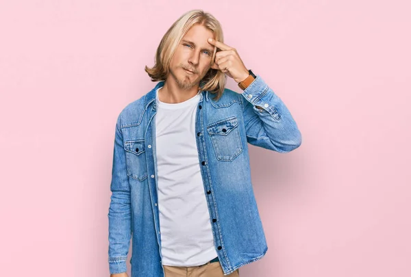 Biały Mężczyzna Blond Długimi Włosami Noszący Luźną Kurtkę Jeansową Wskazującą — Zdjęcie stockowe