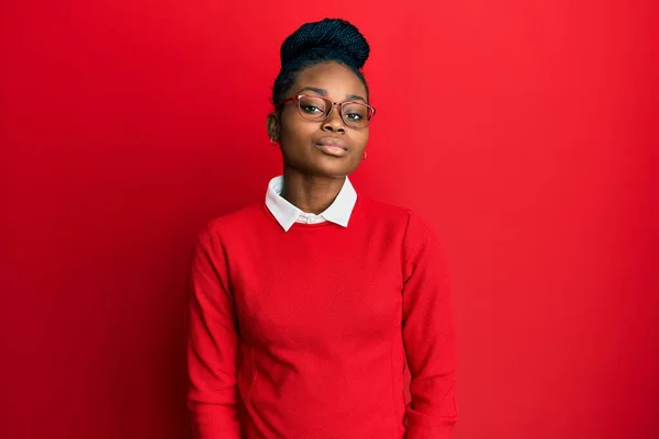 Jonge Afro Amerikaanse Vrouw Draagt Casual Kleding Een Bril Ontspannen — Stockfoto