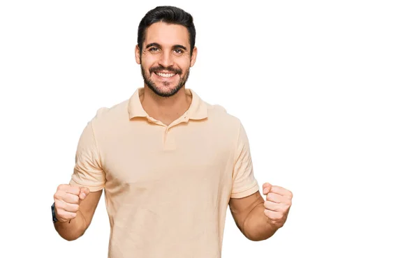 Ung Latinamerikan Man Bär Casual Kläder Mycket Glad Och Upphetsad — Stockfoto