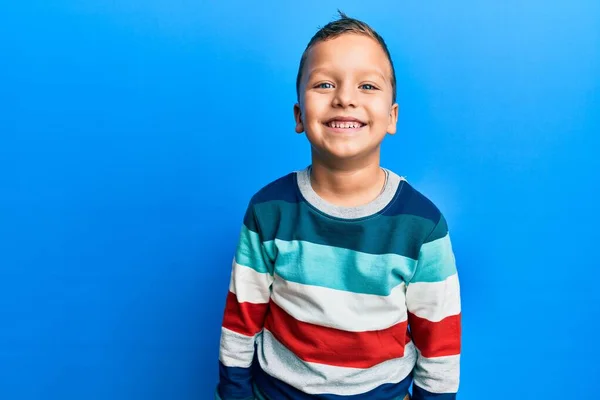 Μικρό Αγόρι Που Φοράει Ριγέ Πουλόβερ Χαρούμενο Και Δροσερό Χαμόγελο — Φωτογραφία Αρχείου