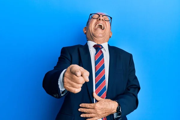 Senior Kaukasische Man Draagt Zakenpak Stropdas Lachen Uit Wijzend Vinger — Stockfoto