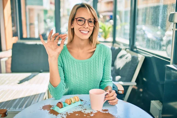 Ung Blond Kvinna Dricker Kaffe Och Äter Fransk Makaron Sitter — Stockfoto