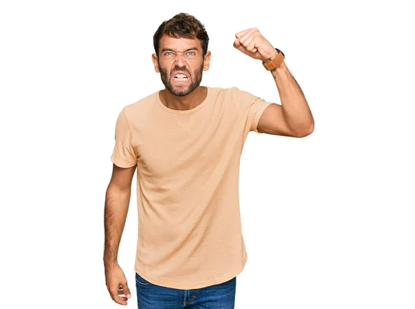 Knappe Jongeman Met Een Baard Die Een Casual Tshirt Draagt — Stockfoto