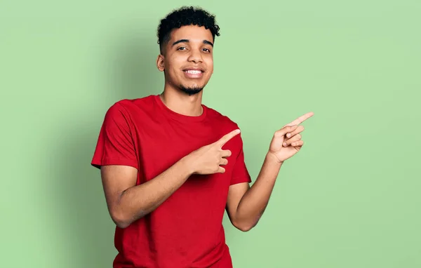 Jovem Afro Americano Vestindo Camiseta Vermelha Casual Sorrindo Olhando Para — Fotografia de Stock