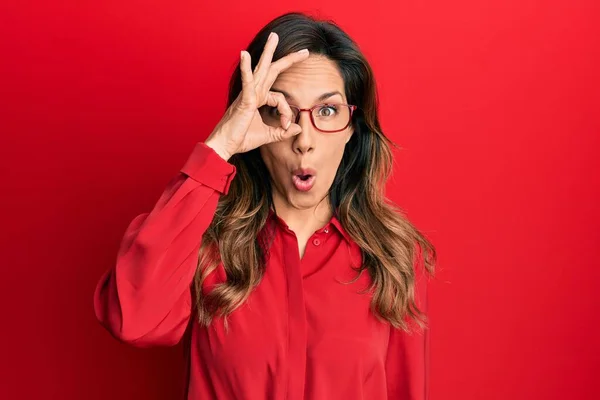 Mujer Latina Joven Vestida Con Ropa Casual Gafas Haciendo Gesto — Foto de Stock