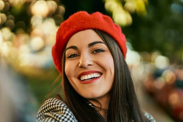 Jonge Hispanic Vrouw Glimlachen Gelukkig Maken Selfie Door Camera Stad — Stockfoto