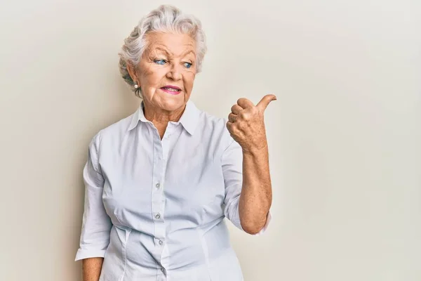 Starší Šedovlasá Žena Nosí Ležérní Oblečení Ukazující Palcem Nahoru Stranu — Stock fotografie