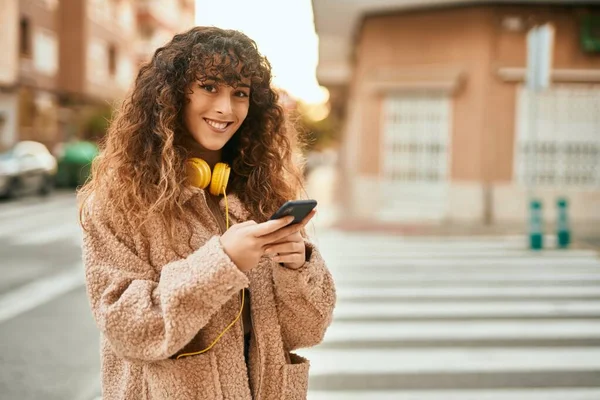 Jovem Hispânica Sorrindo Feliz Usando Smartphone Fones Ouvido Cidade — Fotografia de Stock