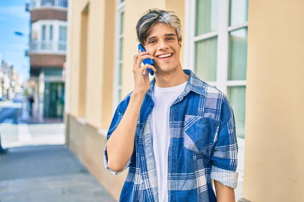 Genç Spanyol Adam Gülümsüyor Şehirdeki Akıllı Telefondan Konuşuyor — Stok fotoğraf