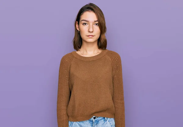 Joven Chica Caucásica Con Ropa Casual Con Expresión Seria Cara — Foto de Stock