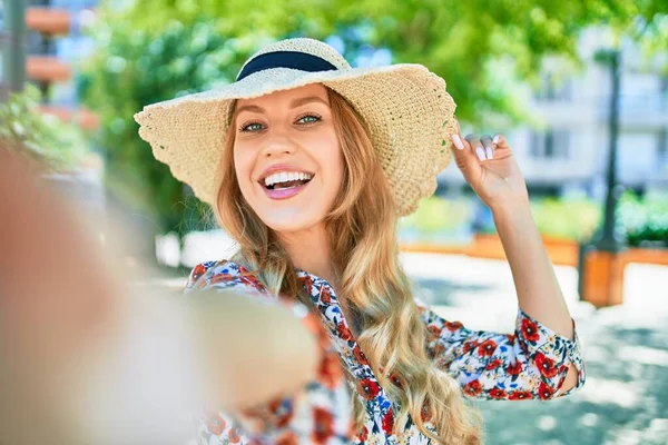 Young Beautiful Blonde Woman Vacation Wearing Summer Hat Smiling Happy — Stock Photo, Image