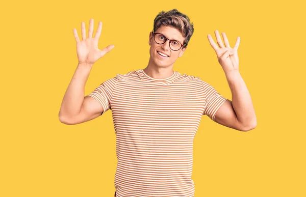 年轻英俊的男人穿着休闲装 戴着眼镜 用手指指着9号 面带微笑 自信而快乐 — 图库照片