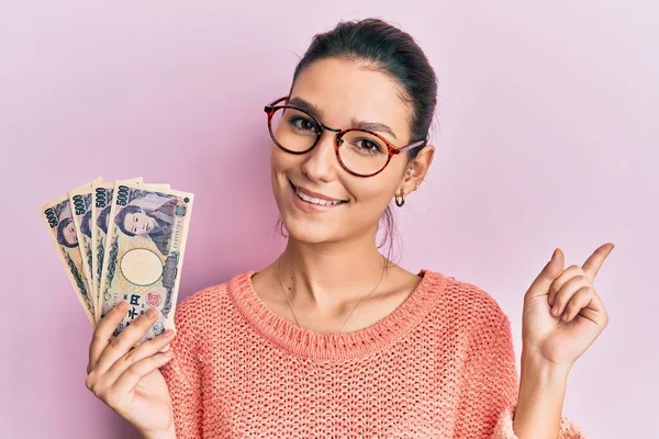 Νεαρή Λευκή Γυναίκα Που Κρατάει Ιαπωνικά Χαρτονομίσματα Γιεν Χαμογελώντας Χαρούμενη — Φωτογραφία Αρχείου