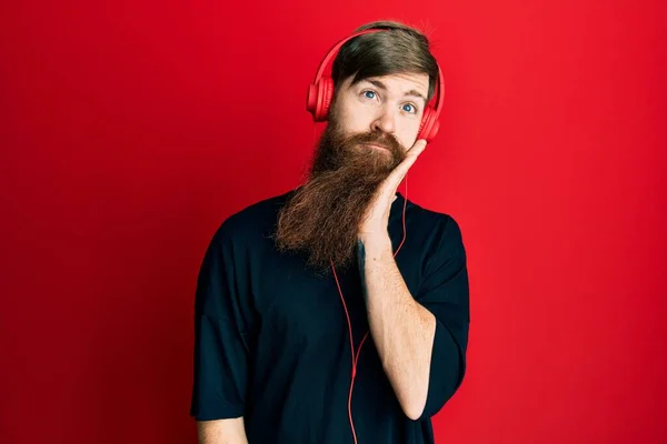 Kızıl Saçlı Uzun Sakallı Müzik Dinleyen Kulaklık Takan Yorgun Bunalımlı — Stok fotoğraf