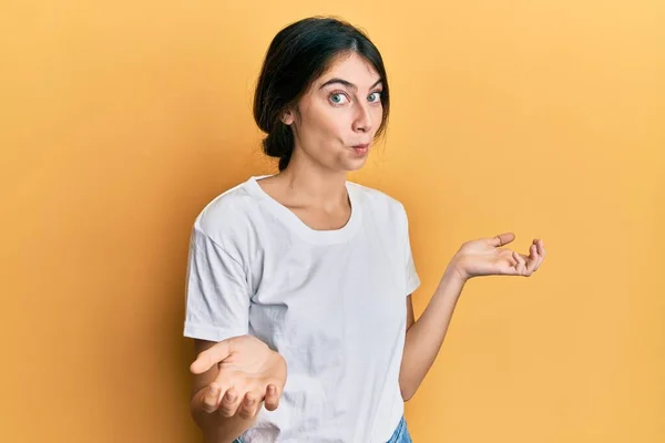 Mulher Caucasiana Jovem Vestindo Casual Shirt Branca Sem Noção Expressão — Fotografia de Stock