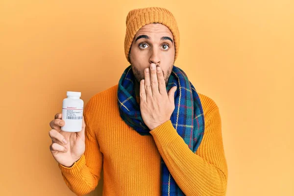 Молодий Іспаномовний Чоловік Зимовому Одязі Тримає Таблетки Покриваючи Рот Рукою — стокове фото