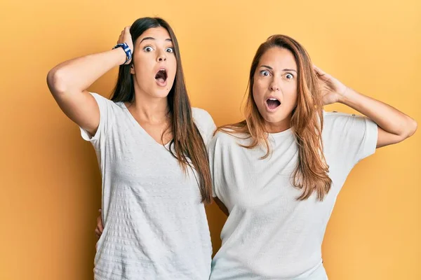 Familia Hispana Madre Hija Con Camiseta Blanca Casual Loca Asustada —  Fotos de Stock