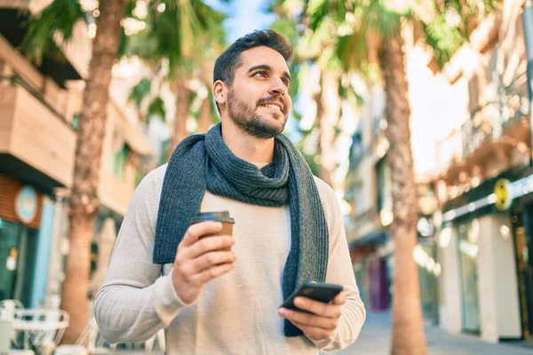 Jonge Spaanse Man Glimlacht Gelukkig Met Behulp Van Smartphone Het — Stockfoto