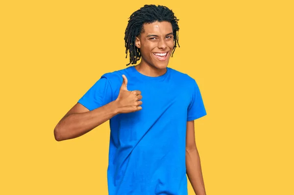 Jovem Afro Americano Vestindo Roupas Casuais Fazendo Polegares Felizes Gesto — Fotografia de Stock