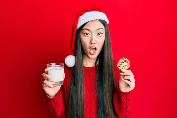 Jovem Chinesa Vestindo Chapéu Natal Segurando Biscoitos Leite Com Medo — Fotografia de Stock