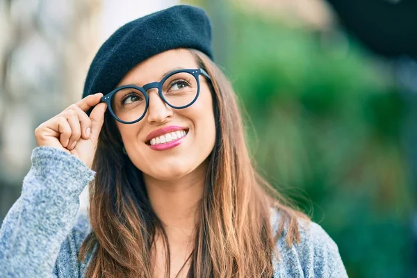 Mujer Latina Joven Con Estilo Francés Pie Ciudad — Foto de Stock