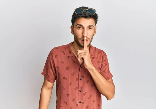 Mladý Pohledný Muž Letních Šatech Žádá Aby Byl Zticha Prstem — Stock fotografie