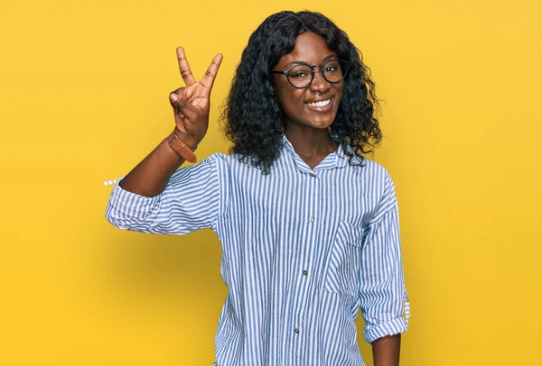 Bela Jovem Africana Vestindo Roupas Casuais Óculos Sorrindo Olhando Para — Fotografia de Stock