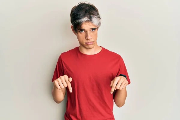 Gündelik Kıyafetler Giyen Genç Spanyol Adam Üzgün Üzgün Görünüyor Parmaklarıyla — Stok fotoğraf
