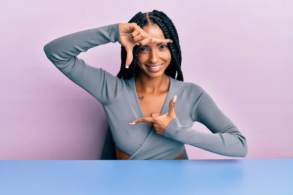 Mulher Hispânica Bonita Vestindo Roupas Casuais Sentado Mesa Sorrindo Fazendo — Fotografia de Stock