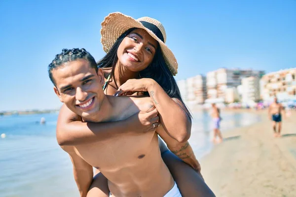 Joven Pareja Latina Vistiendo Traje Baño Sonriendo Feliz Caminando Playa — Foto de Stock