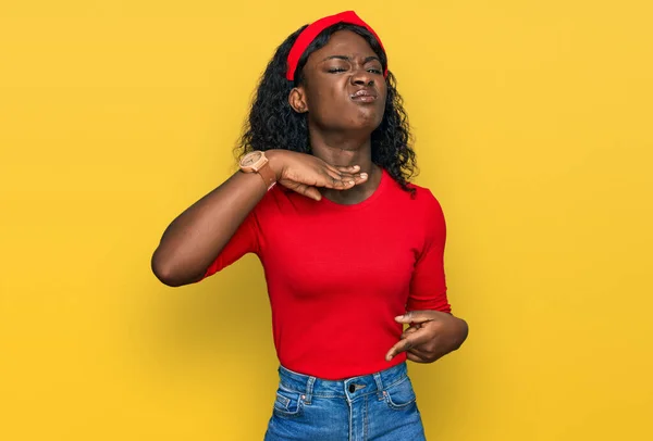 Mulher Jovem Africana Bonita Vestindo Roupas Casuais Cortando Garganta Com — Fotografia de Stock