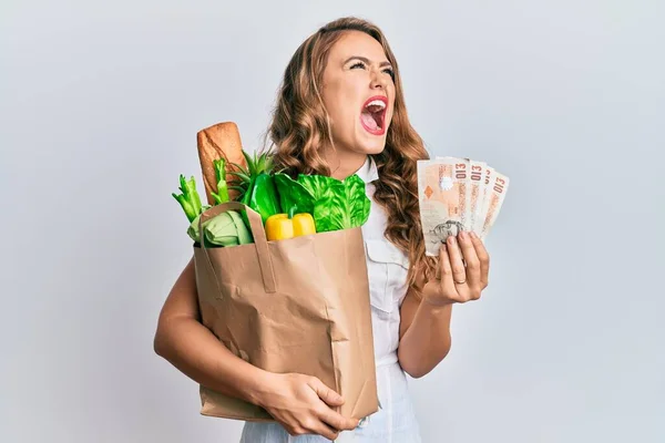 Joven Chica Rubia Sosteniendo Bolsa Papel Con Comestibles Libras Enojado —  Fotos de Stock