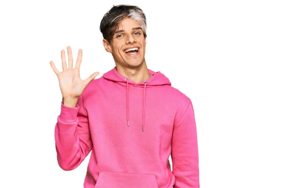 Joven Hombre Hispano Vistiendo Sudadera Rosa Casual Mostrando Señalando Con —  Fotos de Stock