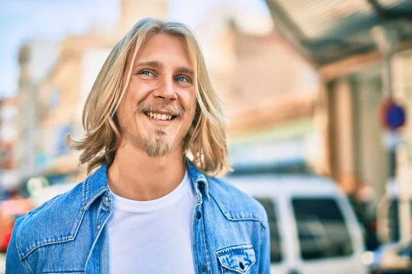 Joven Hombre Rubio Escandinavo Sonriendo Feliz Pie Ciudad — Foto de Stock