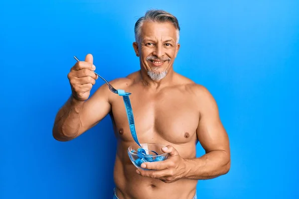 Medidor Medición Comer Sin Camisa Hombre Pelo Gris Mediana Edad — Foto de Stock
