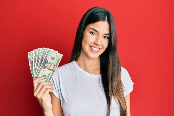 Mladá Brunetka Žena Drží Dolarů Bankovka Vypadá Pozitivně Šťastně Stojící — Stock fotografie