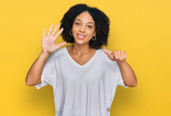 Ung Afrikansk Amerikansk Flicka Bär Casual Kläder Visar Och Pekar — Stockfoto