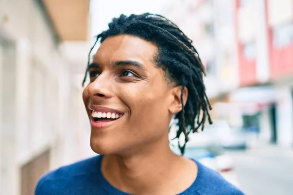 Joven Afroamericano Sonriendo Feliz Mirando Lado Calle Ciudad — Foto de Stock