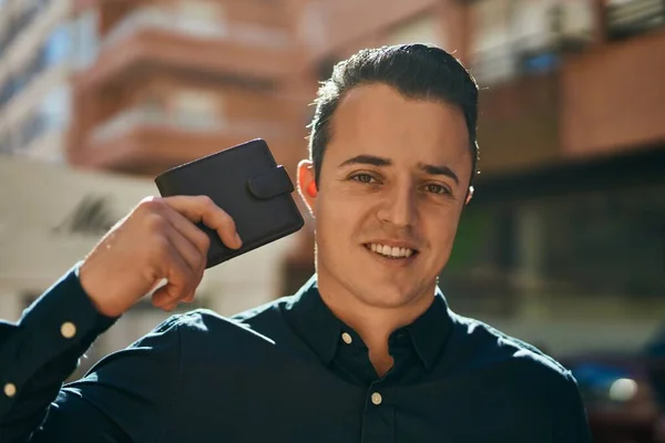 Ung Latinamerikansk Man Ler Glad Hålla Plånbok Stan — Stockfoto