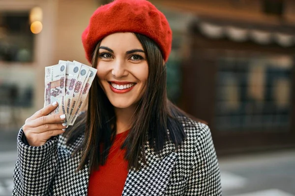 Молода Жінка Посміхається Тримаючи Місті Російські Банкноти Рублів — стокове фото