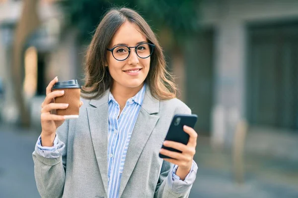 Ung Latinamerikansk Affärskvinna Använder Smartphone Och Dricka Bort Kaffe Staden — Stockfoto