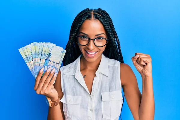 Hermosa Mujer Hispana Sosteniendo Billetes Sudafricanos 100 Rand Gritando Orgullosa —  Fotos de Stock