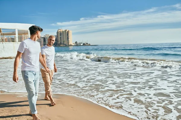 Mladý Gayové Pár Usměvavý Šťastný Chůze Pláži — Stock fotografie