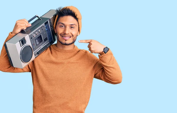 Snygg Latinamerikansk Ung Man Håller Boombox Lyssnar Musik Leende Glad — Stockfoto