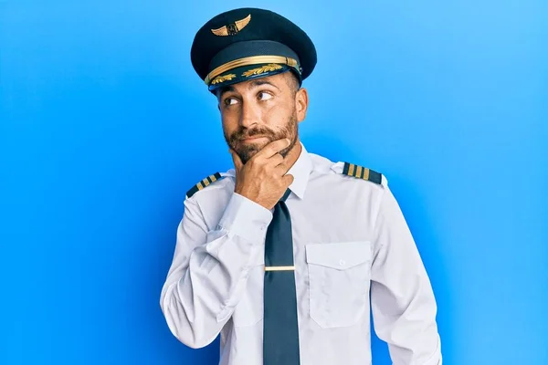 Schöner Mann Mit Bart Flugzeugpilotenuniform Die Hand Kinn Nachdenklich Fragend — Stockfoto