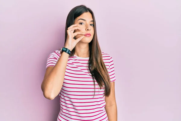 Mujer Morena Joven Con Ropa Casual Sobre Fondo Rosa Boca —  Fotos de Stock