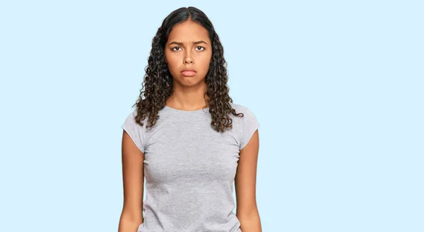 若いアフリカ系アメリカ人の少女は カジュアルな服を着て落ち込んでおり 苦痛を心配し 怒って恐れている 悲しい表情 — ストック写真
