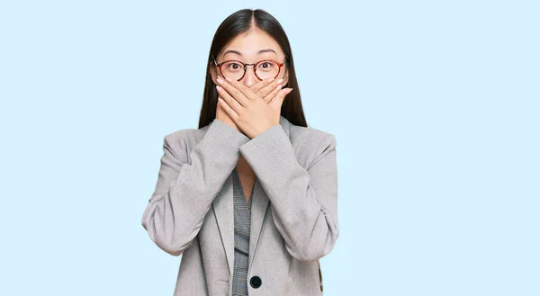 若い中国の女性はビジネス服を着てミスのために手で口をカバーショックを受けた 秘密の概念 — ストック写真