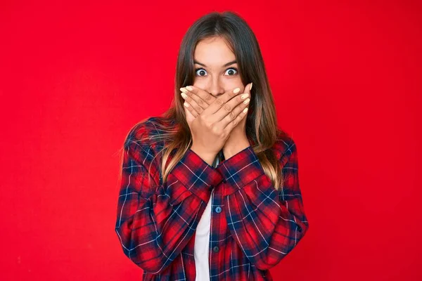 Hermosa Mujer Caucásica Con Ropa Casual Impactada Cubriendo Boca Con —  Fotos de Stock